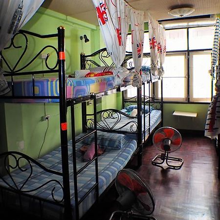 Wacky Fun Party Hostel Bangkok Exterior foto